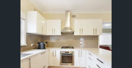 Three-bedroom House in a Quiet Street - Photo 2