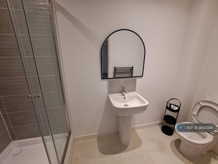 4 bedroom semi-detached house to rent - Photo 5