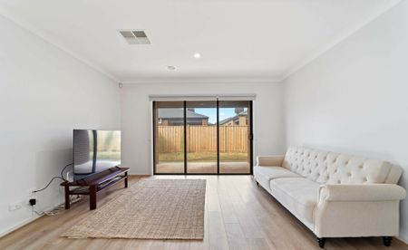 21 Elpis Road, Weir Views VIC, Belconnen - Photo 2