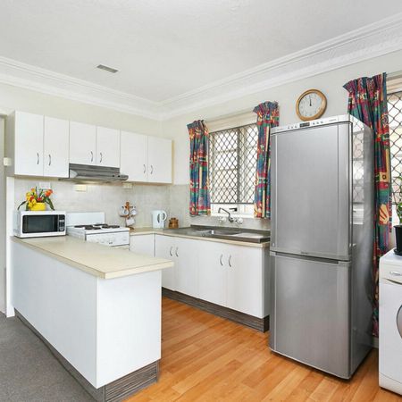 SHORT TERM LEASE - Prime Location! - Photo 3