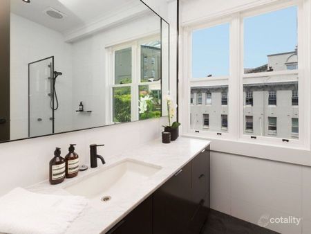 Beautifully Appointed Art Deco Apartment - Photo 2