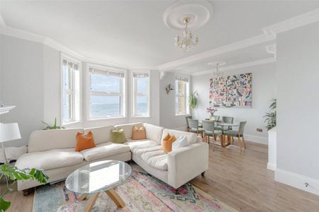 3 bedroom flat to rent - Photo 4