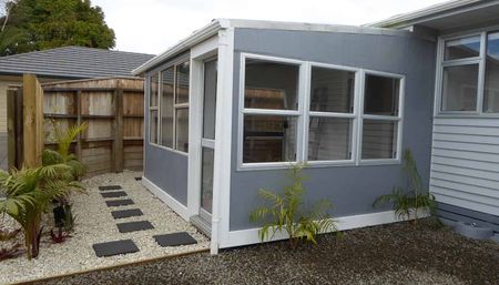 Three bedroom house with sunroom and fireplace - Photo 5