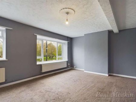 Central Parade, New Addington, Surrey, CR0 - Photo 2