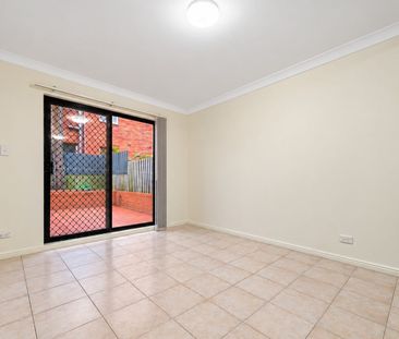 Spacious Ground Floor Apartment with Private Courtyard - Photo 6