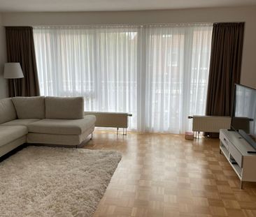 Wüste, helle, modern möblierte 3-Zi.-Wohnung mit Balkon und PKW-Ste... - Photo 1
