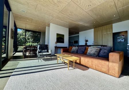 Elevated living with expansive harbour views - Photo 5