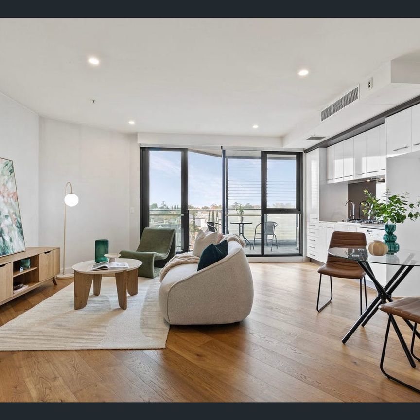 Sleek & Modern 1-Bedroom Apartment Overlooking Glenbervie Station - Photo 1