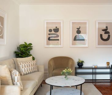 Charming one-bedroom home in a converted period mansion - Photo 5