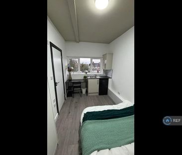 1 bedroom in a flat share to rent - Photo 1