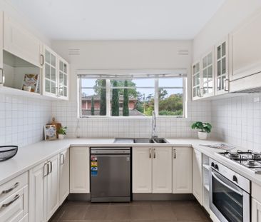 Early mid-century sophistication in a peaceful setting. - Photo 6