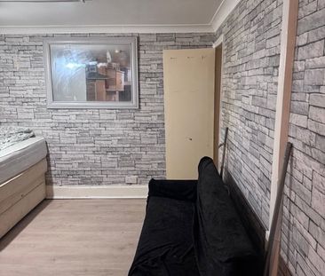 Studio Flat, Edinburgh Grove, LS12 - Photo 2