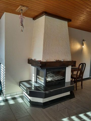 4.5-Z-Dachwohnung mit Parkplätzen, Cheminée, Terrasse & Estrich - Foto 2