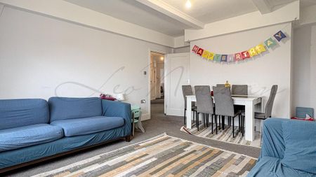 3 bedroom flat to rent - Photo 3