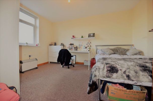 2 bedroom Flat in 1 Low Close Street, Leeds - Photo 1