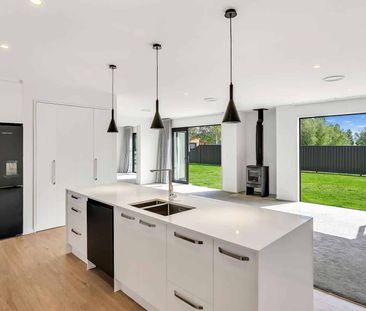 Comfortable family home close to lake Dunstan - Photo 4