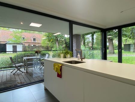 Bijzonder energiezuinig appartement met drie slaapkamers, leefterras en autostandplaats. - Photo 2