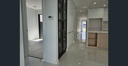 Modern & stylish 4-bedroom family home located opposite Senol Shopping Centre! - Photo 2