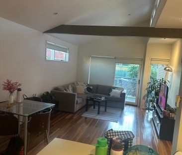 Caulfield South - Photo 1