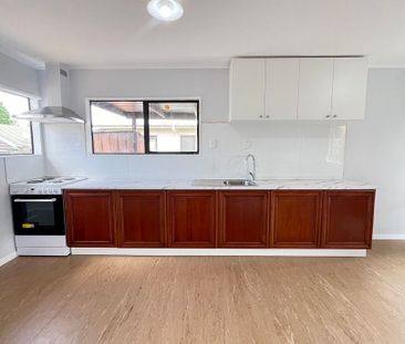 Sunny & Renovated 2-Bedroom Home – Private Backyard in Papakura - Photo 1