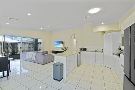 LARGE FAMILY HOME HAS ALL THE FEATURES - Photo 2