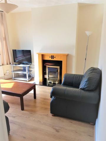 4 bedroom semi-detached house to rent - Photo 2