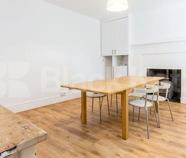 Bright and Stylish One-Bedroom Period Flat to Rent on Mornington Te... - Photo 3