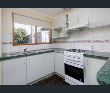 Perfect Location in Cranbourne West - Photo 3