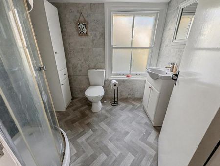 1 bedroom in a house share to rent - Photo 4