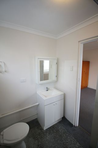 One Bedroom Unit - Superb Location! - Photo 5