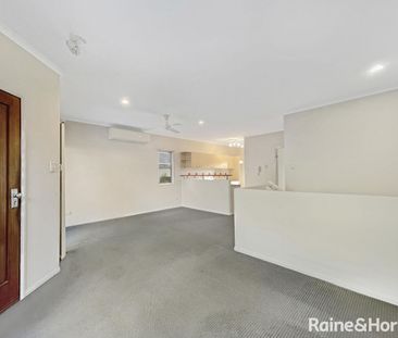 Large Unfurnished Townhouse in Heart of Taringa - Photo 4