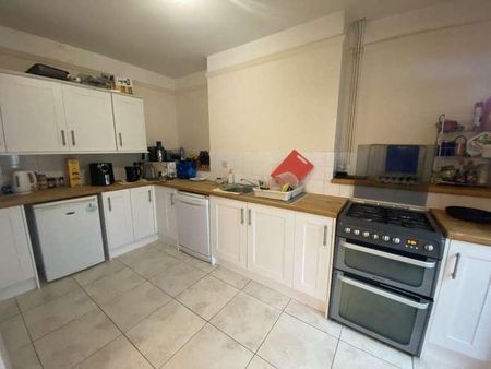 Large Room With Private Shower Room, PE1 - Photo 4