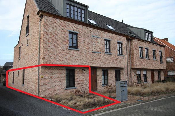 Gelijkvloers appartement met tuintje, carport en buitenberging – Zandhoven - Foto 1