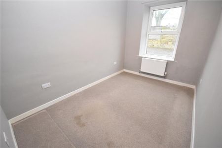 2 bedroom end of terrace house to rent - Photo 3