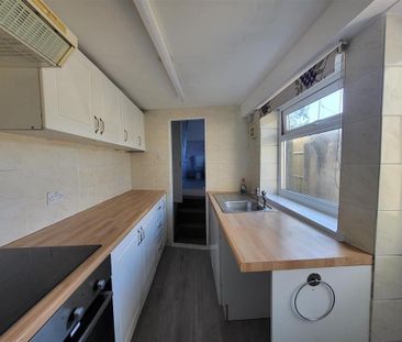 2 bedroom end of terrace house to rent - Photo 3