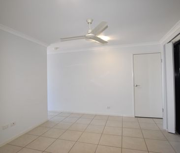 :: STUNNING 4 BEDROOM TOWNHOUSE, HARBOUR VIEWS, TWO LIVING AREAS, A... - Photo 6