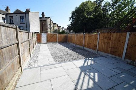 A Great Modern Room In A Houseshare - - West Road, Westcliff On Sea, SS0 - Photo 5