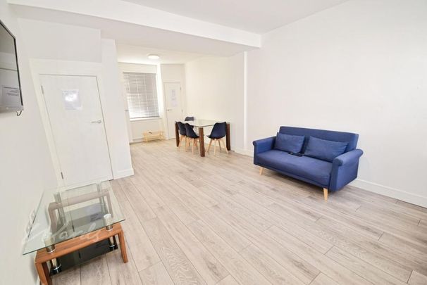 4 bedroom end of terrace house to rent - Photo 1