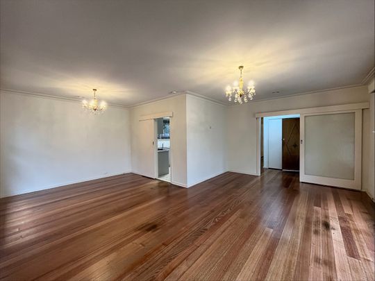 SPACIOUS 3 BEDROOM UNIT IN PRIME LOCATION - 6 month lease possibility to extend - Photo 1