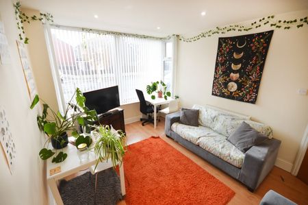 4 Bed Terraced House, Gerald Road, M6 - Photo 2