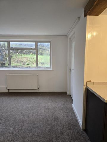 4 bedroom semi-detached house to rent - Photo 4