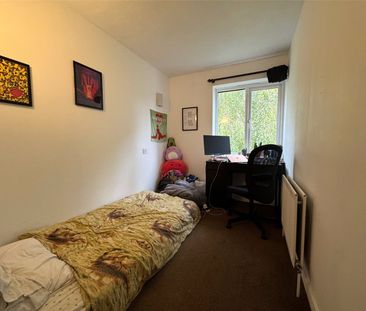 2-Bedroom Flat in Purley – Prime Location - Photo 3