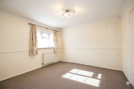 Thatches Grove, Romford, RM6 - Photo 2