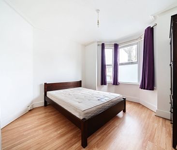Maisonette to rent - Alliance Road, London, SE18 - Photo 2