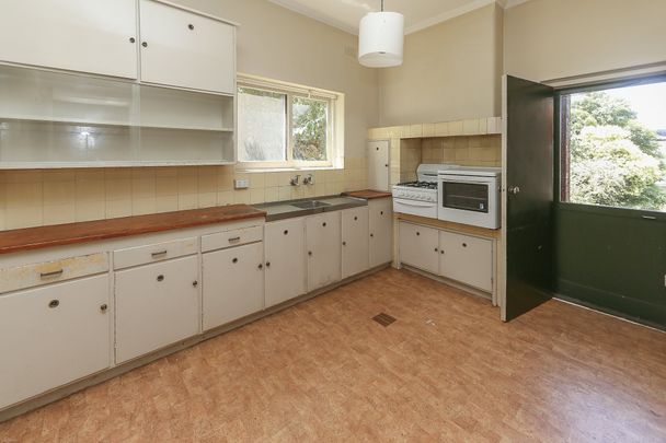 Spacious, Art Deco apartment immersed right in the heart of Camberwell - 6 month lease only on offer. - Photo 1