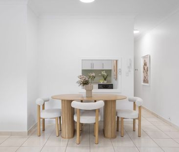 Turnkey apartment with walk-to-everything convenience - Photo 2