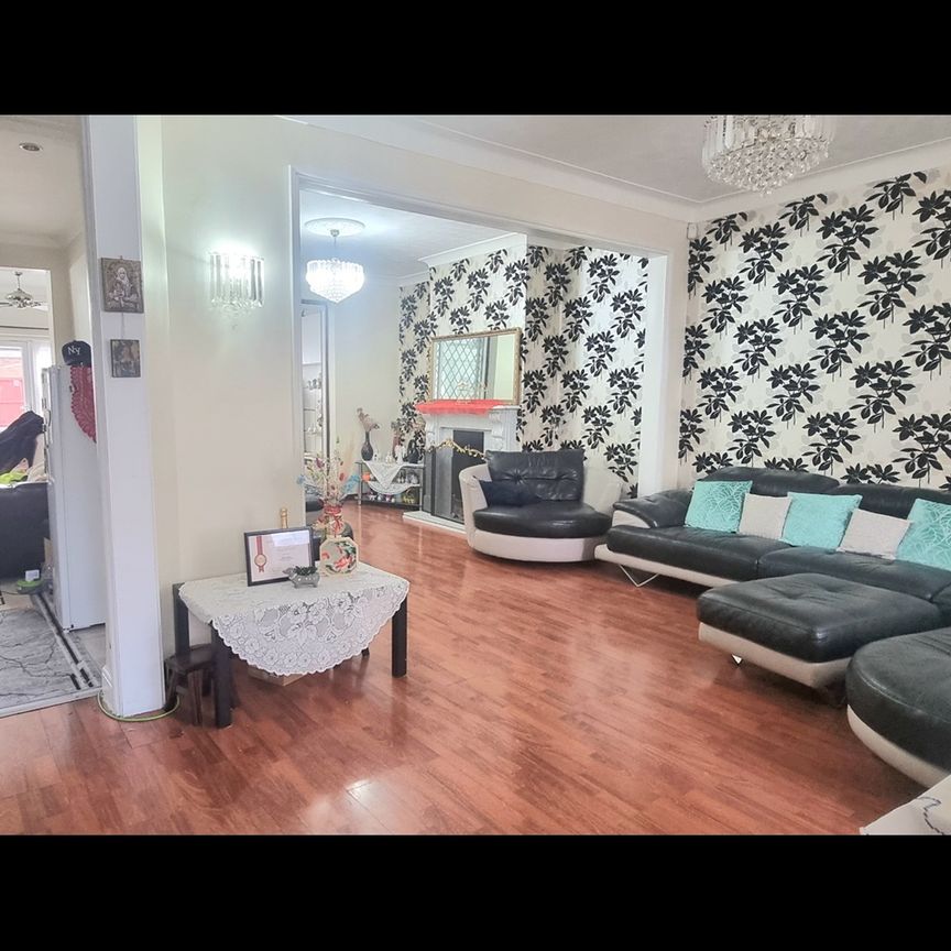 4 Bed End Terrace, Icknield Drive, IG2 - Photo 1