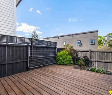 Modern Fully Furnished Family Home in Te Atatu South - Photo 5