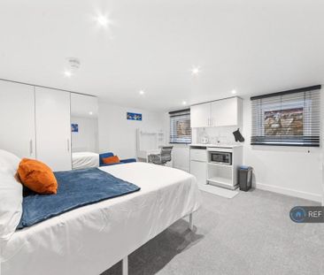 1 bedroom in a house share to rent - Photo 4