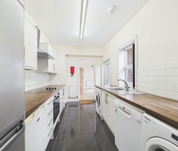 4 bedroom end of terrace house to rent - Photo 4